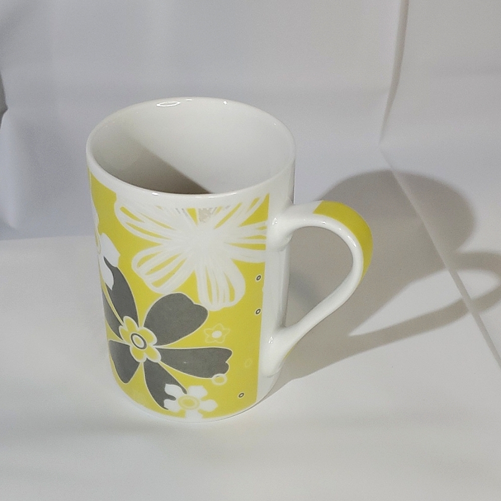 🏷5/$20🏷 Gryphonware Yellow and Grey Flower Mug/Cup
